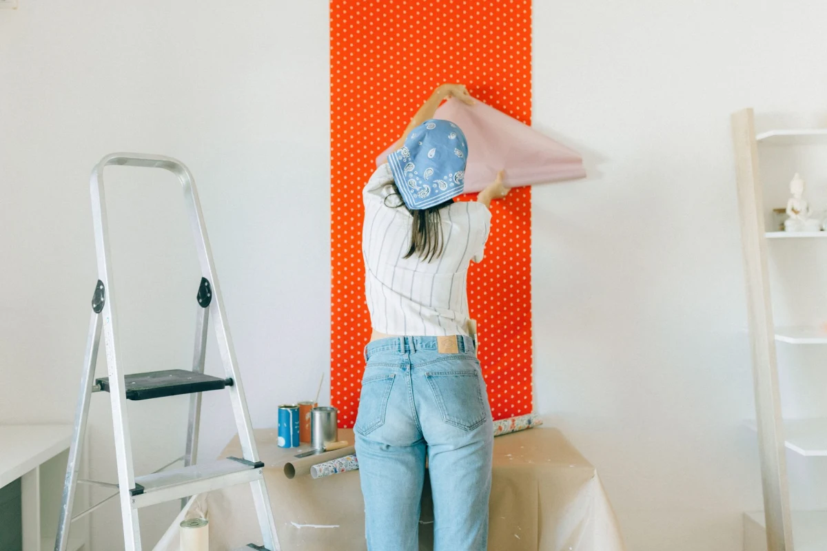 Behang wordt op een binnenmuur aangebracht