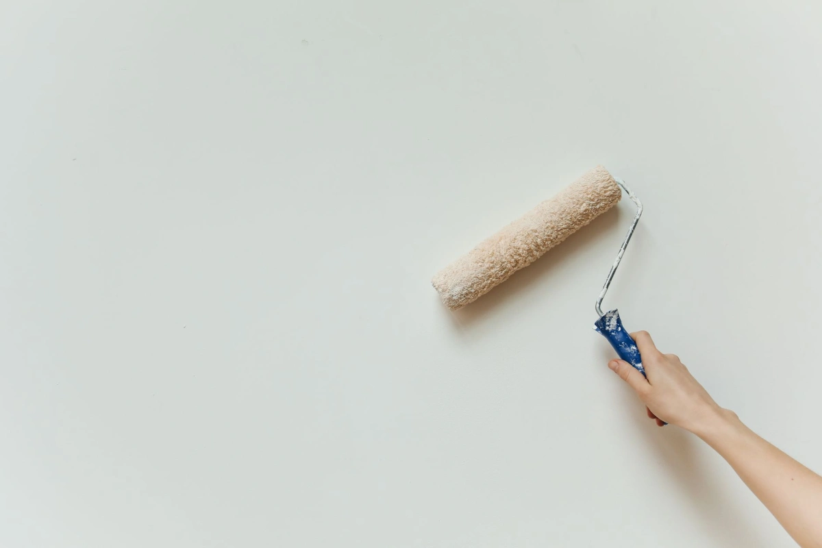 Binnenmuur wordt met een verfroller geschilderd