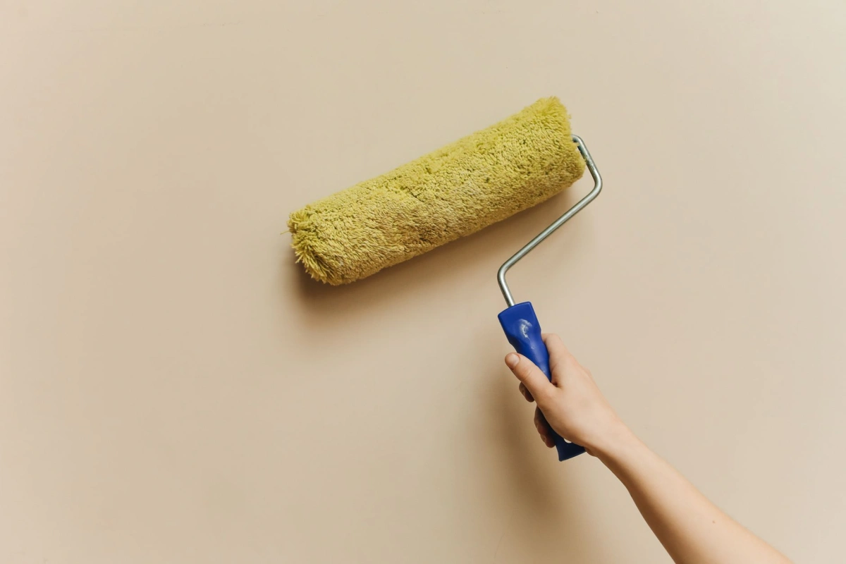 Gevel wordt met een roller behandeld