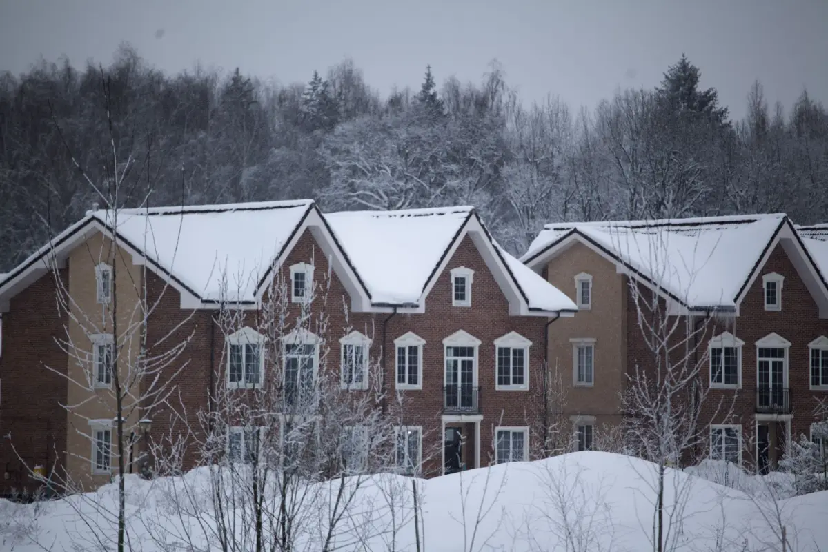 Bakstenen woningen in een naoorlogse wijk