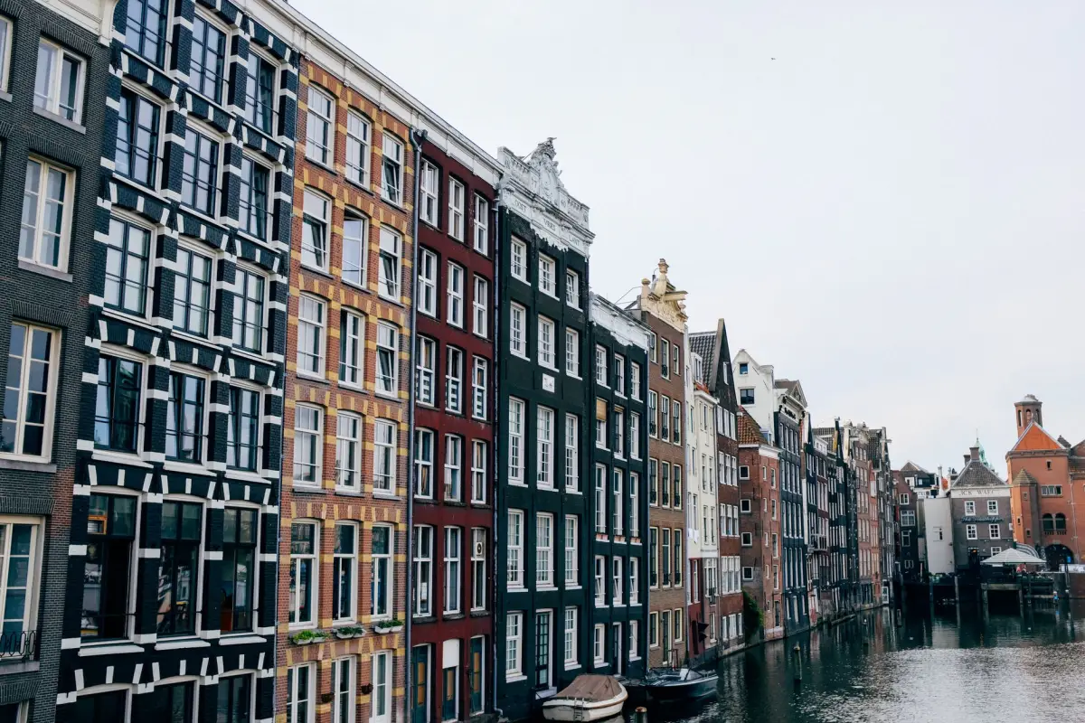 Grachtpanden in een Nederlandse stad