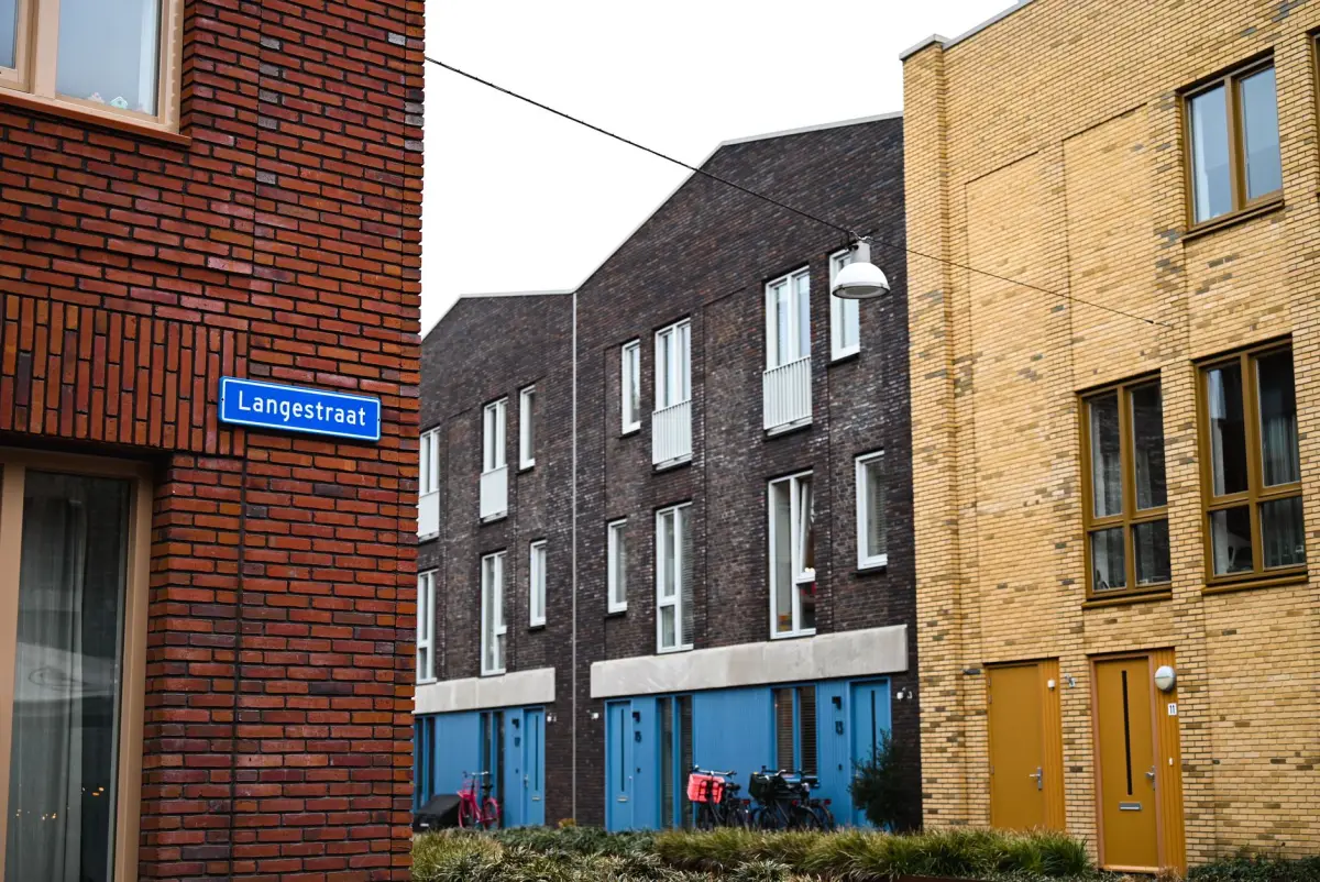 Straat met bakstenen woningen in een stad