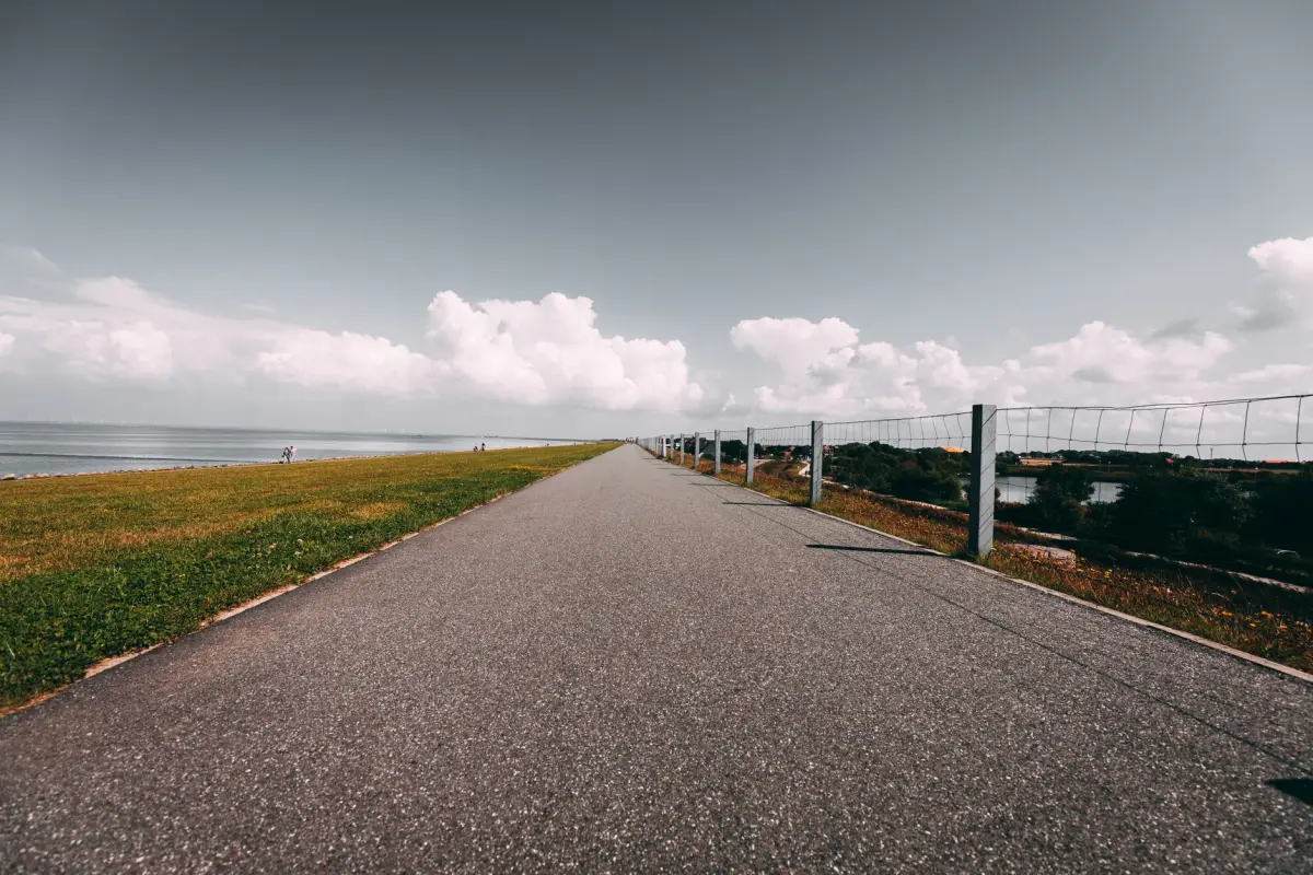 Zeedijk langs het water