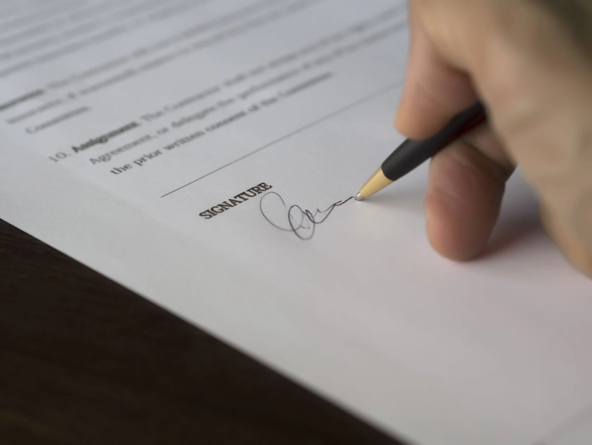 Ondertekening van een document met een pen