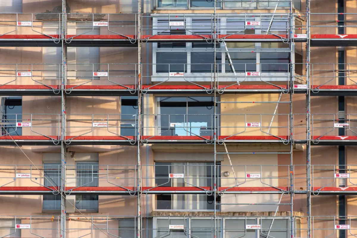 Steiger langs de gevel van een woning
