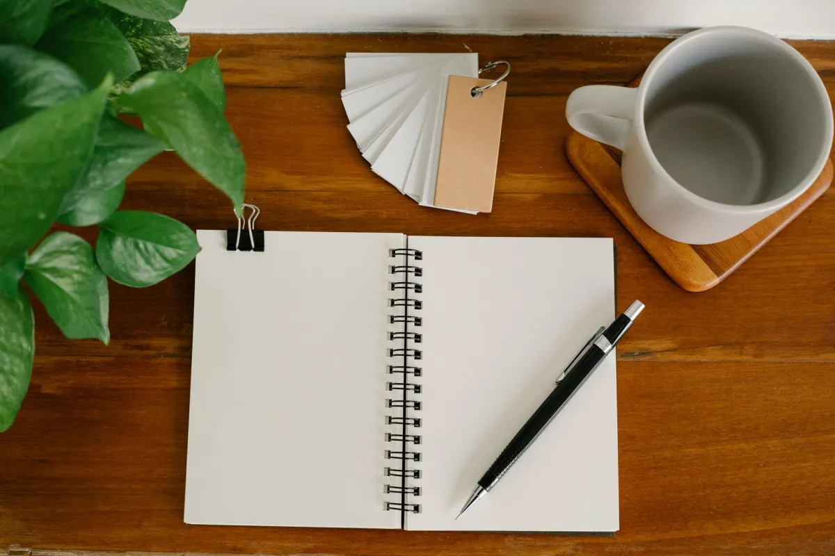 Notitieblok en pen op een tafel